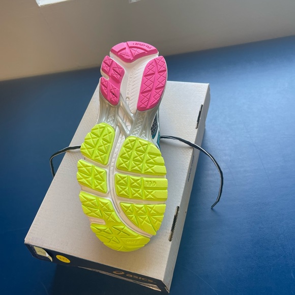 Size 6 women’s ASICS gel-kayano 19 - Picture 3 of 3